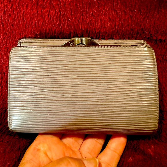 Louis Vuitton kiss lock wallet in great condition. Normal wear - Picture 1 of 7